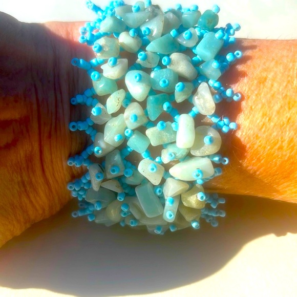 Cute bracelet! Aqua colored stones in a light blue elasticized & beaded band. - Picture 3 of 6